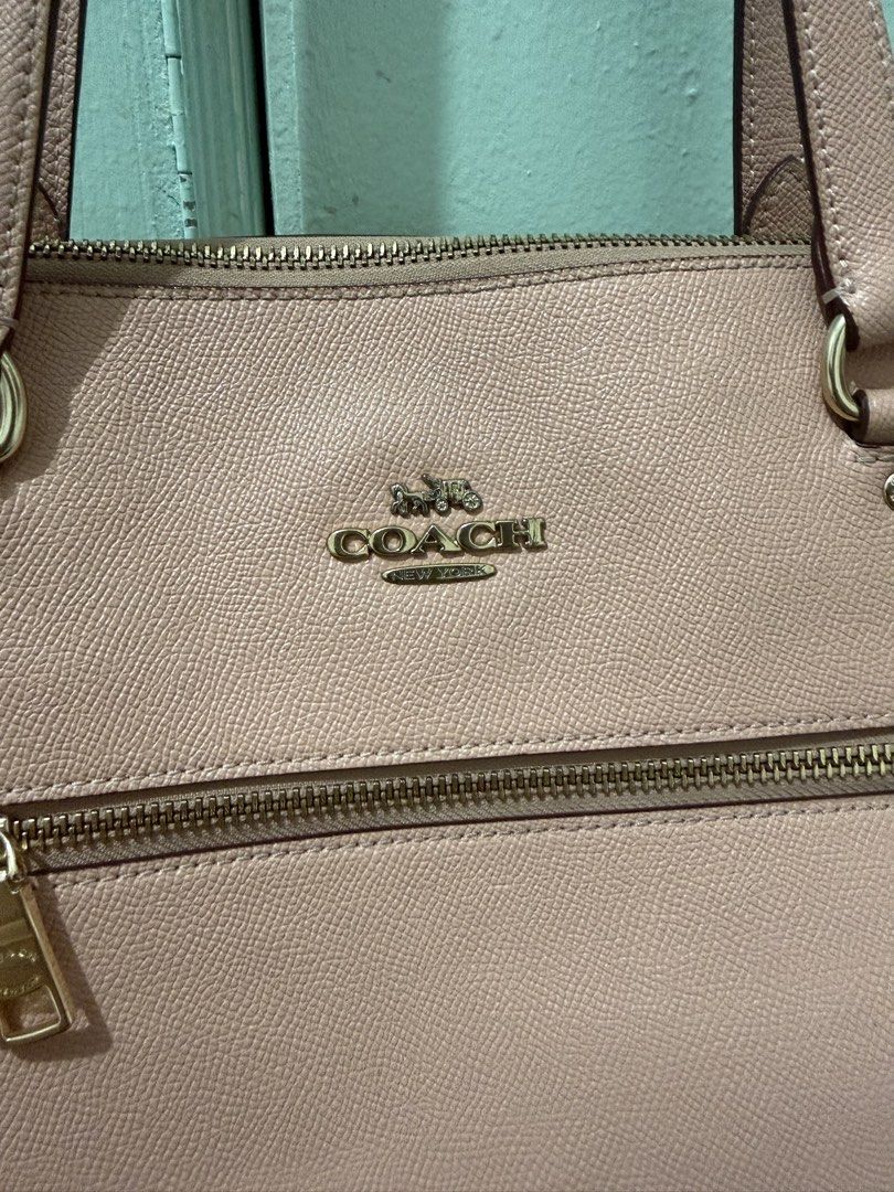 Coach shoulder bag (Category: Shoulder Bags) located in Navotas City. Submitted by cheizymae375949 (Listing ID 1464646361, Image 2). Description: 100% Authentic Not using it anymore Still negotiable for sure buyer .