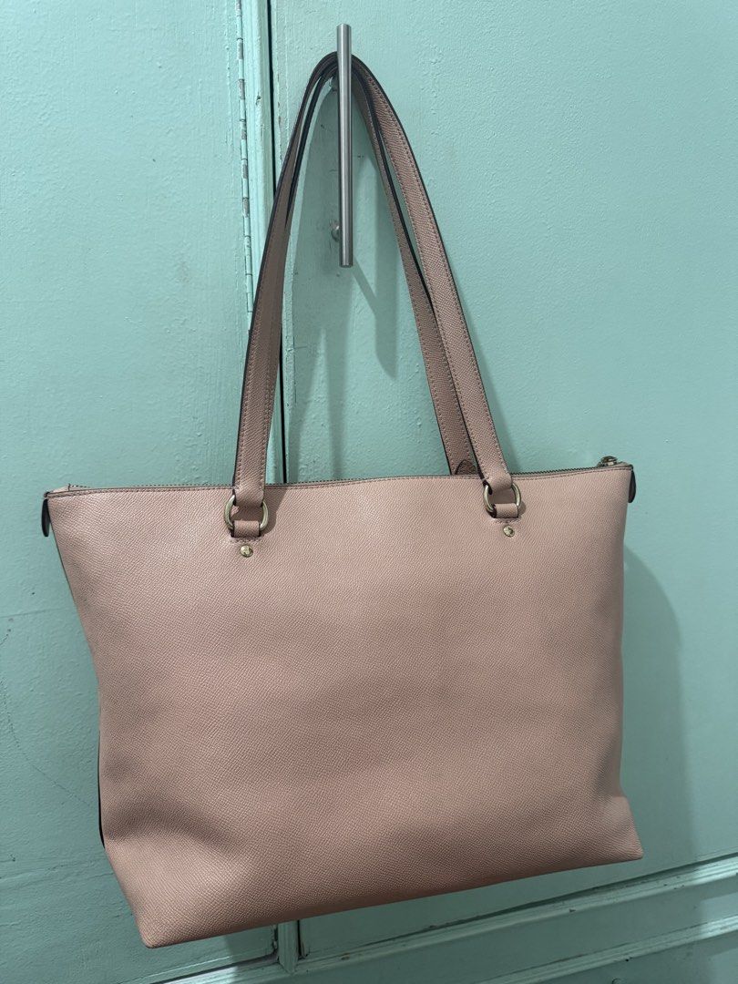 Coach shoulder bag (Category: Shoulder Bags) located in Navotas City. Submitted by cheizymae375949 (Listing ID 1464646361, Image 3). Description: 100% Authentic Not using it anymore Still negotiable for sure buyer .