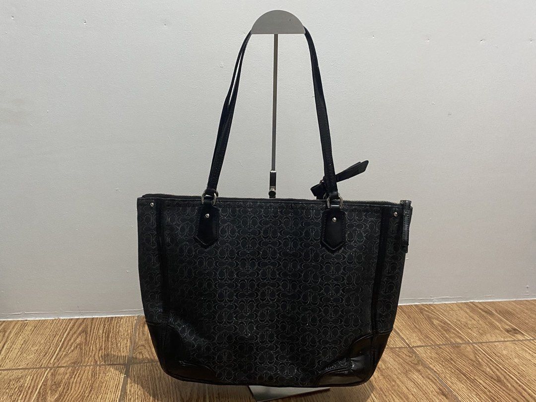 Coach Tote Bag (Category: Luxury Bags & Wallets) located in Davao. Submitted by ccfinds_ph (Listing ID 1464700247, Image 2). Description: Rank: B (Good / Vintage Condition) Condition: Structurally sound and holds its shape well with a gorgeous sheen on the signature op art jacquard fabric. It shows clear signs of previous wear typical for a vintage piece, primarily consisting of surface cracking on the patent leather trim/base and minor wear on t