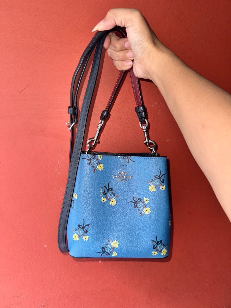 Authentic Coach Small Town Bucket Bag , Luxury, Bags & Wallets on Carousell