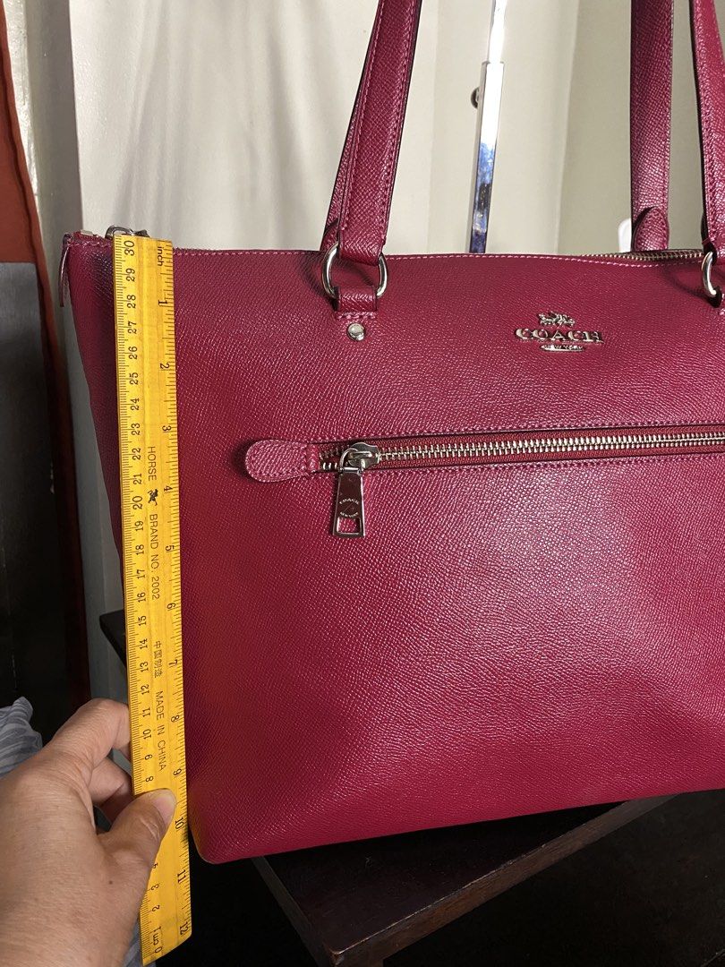 Coach tote dark fuschia (Category: Luxury Bags & Wallets) located in Pasig City. Submitted by maricrism68145 (Listing ID 1464739378, Image 3). Description: Japan preloved.