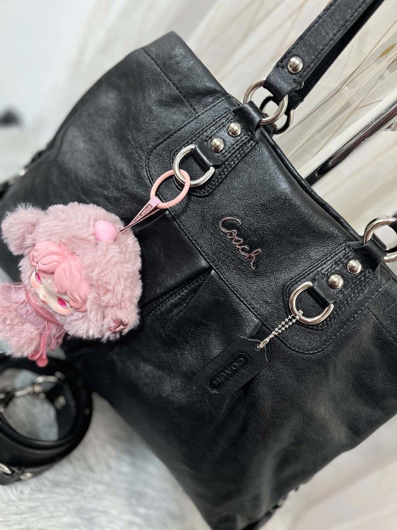 Coach vintage black Genuine leather (Category: Luxury Bags & Wallets) located in San Jacinto. Submitted by kellysthrift_ (Listing ID 1464599010, Image 2). Description: .