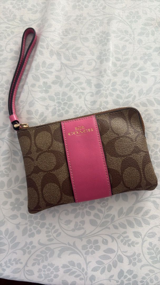 Coach wristlet (Category: Luxury Bags & Wallets) located in Binan City. Submitted by magaebae0481790 (Listing ID 1464718406, Image 1). Description: .