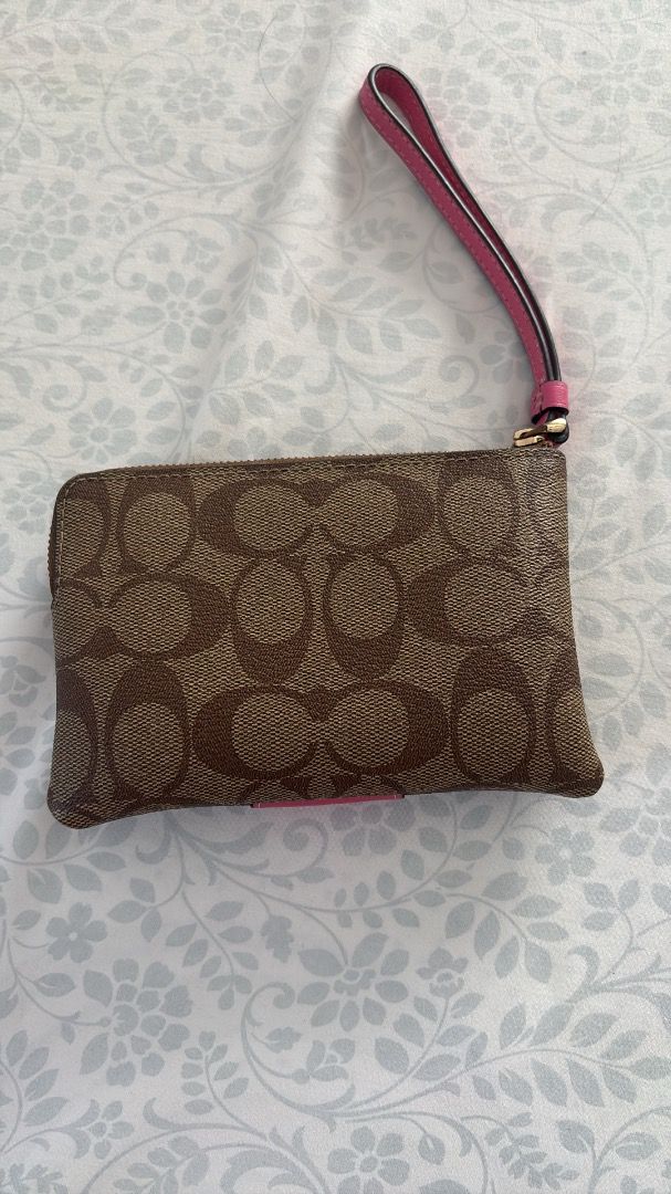 Coach wristlet (Category: Luxury Bags & Wallets) located in Binan City. Submitted by magaebae0481790 (Listing ID 1464718406, Image 2). Description: .