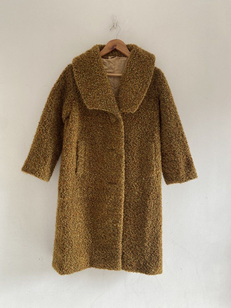 Collared Teddy Long Coat (Category: Coats, Jackets and Outerwear) located in Angeles City. Submitted by eriellynnthrifts (Listing ID 1464712616, Image 1). Description: 18x38 Good Condition, may mga issue lang sya loose stitching inside, but not visible naman sa labas ng item. See photo for details 310 Angeles City Pampanga.