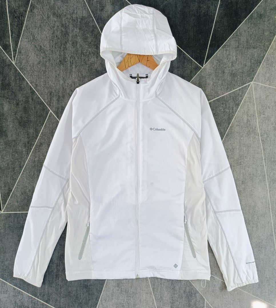 Columbia Omni Shield Jacket (Authentic) (Category: Coats, Jackets and Outerwear) located in Cebu City. Submitted by renzecamingay (Listing ID 1464582527, Image 1). Description: Columbia (Water Resistant) Almost New Condition (Issue on the photo) Medium fit Width 21 Length 26 1250 Plus ship Only Thank you and GOD bless ☺️.