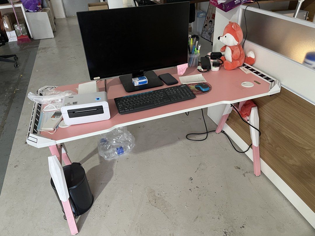 Computer table (Category: Tables & Sets) located in Singapore. Submitted by ezshopcare (Listing ID 1464604277, Image 1). Description: Length 140 cm Width 60cm Height 75cm.