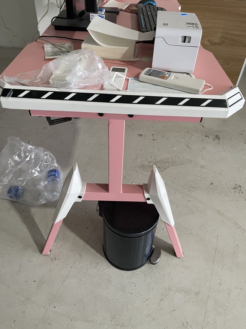Computer table (Category: Tables & Sets) located in Singapore. Submitted by ezshopcare (Listing ID 1464604277, Image 2). Description: Length 140 cm Width 60cm Height 75cm.