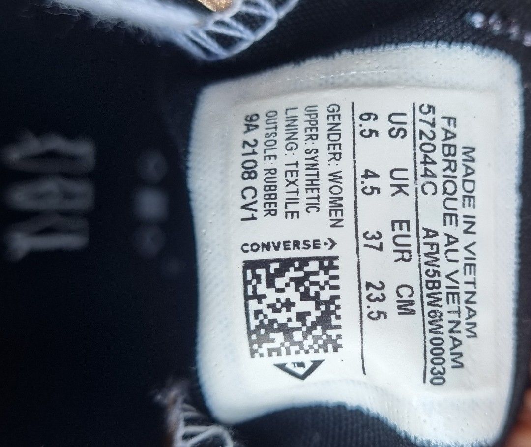 Converse gold (Category: Sneakers) located in Las Pinas. Submitted by leannah (Listing ID 1464600017, Image 2). Description: .