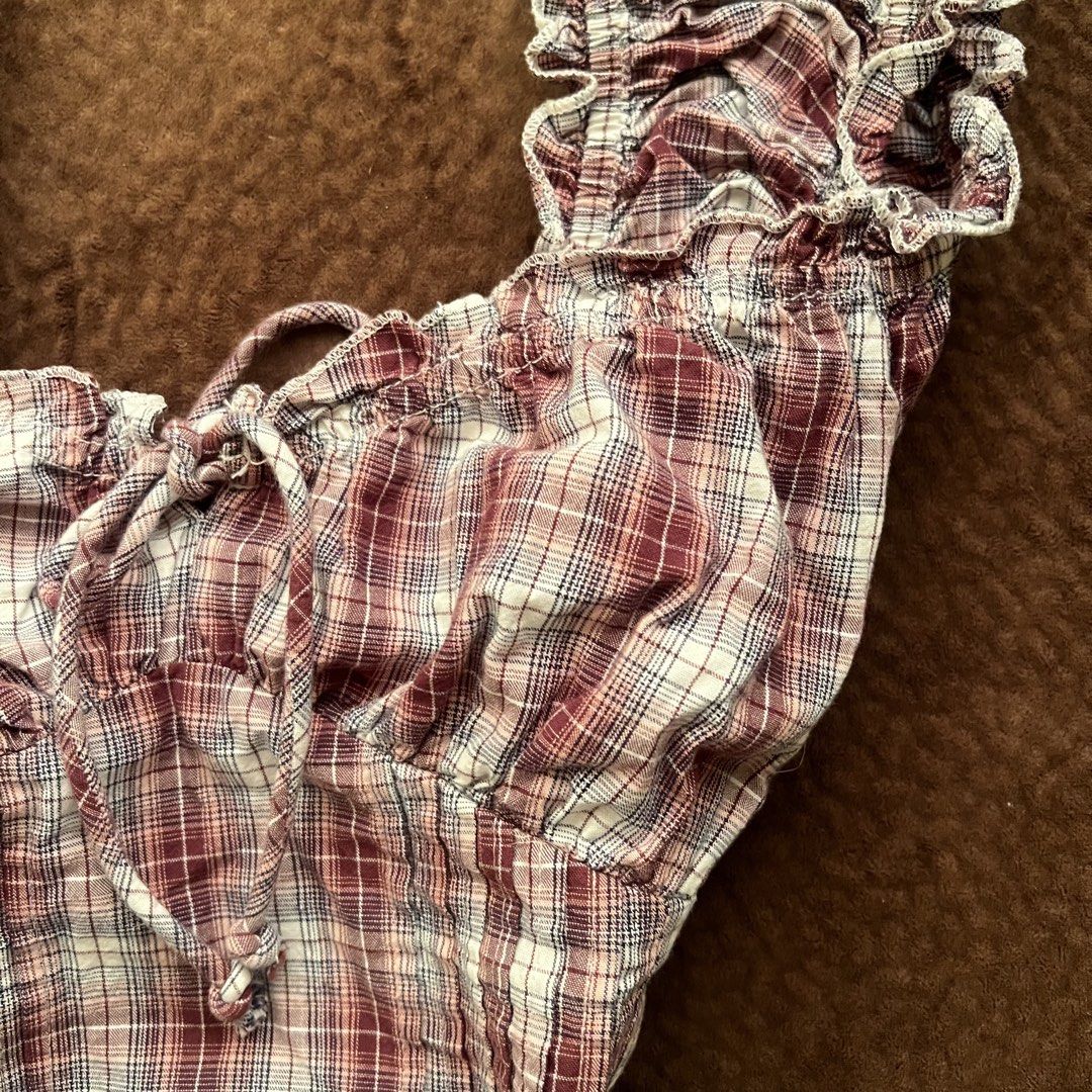 Cotton on checkered gingham ruched fitted milkmaid top (Category: Sleeveless) located in Makati City. Submitted by monu__ (Listing ID 1464638557, Image 3). Description: Size: Small Fitted and very stretchy 100% cotton Cotton on brand Red gingham / checkered pattern Super flattering when worn.
