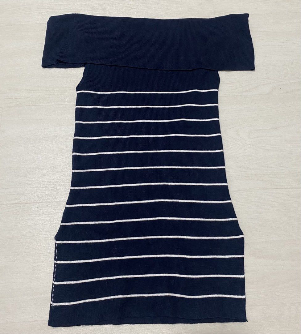 Off shoulder top (Category: Dresses) located in Singapore. Submitted by trishtrash_26 (Listing ID 1464709502, Image 1). Description: Cotton On off-shoulder navy blue striped top/dress. Size XS. Perfect for casual wear..