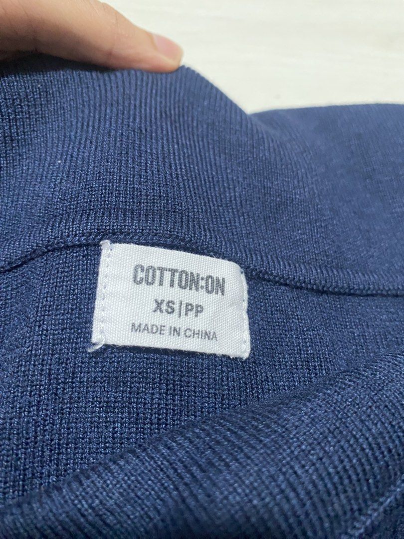 Off shoulder top (Category: Dresses) located in Singapore. Submitted by trishtrash_26 (Listing ID 1464709502, Image 2). Description: Cotton On off-shoulder navy blue striped top/dress. Size XS. Perfect for casual wear..