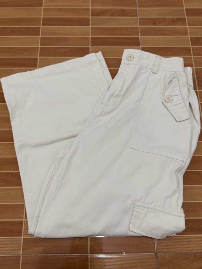 Cream Cargo Pants (Category: Other Bottoms) located in Naga. Submitted by sbcookieee (Listing ID 1464719843, Image 1). Description: .