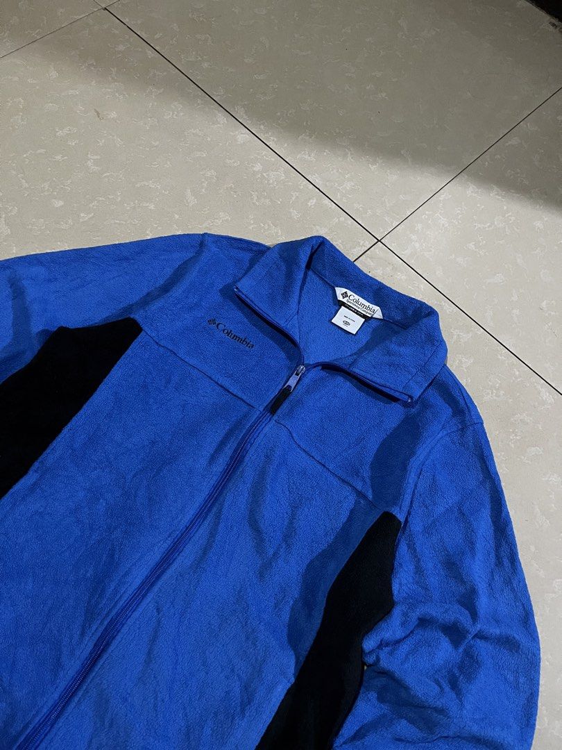 Culombia fleece Jacket (Category: Hoodies) located in San Jose. Submitted by thriftfindsarchive (Listing ID 1464685534, Image 2). Description: Size M Width 21 Length 26 Issue None Good as new Good for winter Fave ✨ Slightly negotiable dm me 📩.