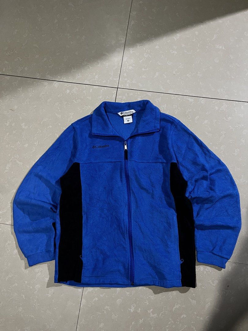 Culombia fleece Jacket (Category: Hoodies) located in San Jose. Submitted by thriftfindsarchive (Listing ID 1464685534, Image 1). Description: Size M Width 21 Length 26 Issue None Good as new Good for winter Fave ✨ Slightly negotiable dm me 📩.