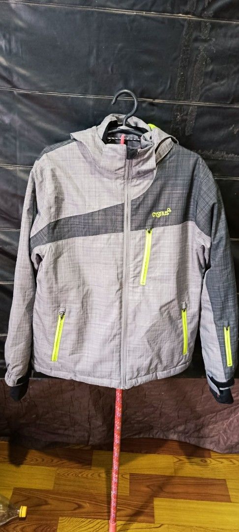 Cygnus Ski Jacket 5000mm Waterproof Breathable Size 152 (Category: Coats, Jackets and Outerwear) located in Lucena. Submitted by jarethaudine19 (Listing ID 1464602301, Image 3). Description: - Cygnus Ski Jacket - Size: 152 - Waterproof: 5000mm - Breathability: 4000g/m2/24hr - Exterior: Grey and black pattern - Lining: Bright neon green - Features: Zipped pockets, Hooded.