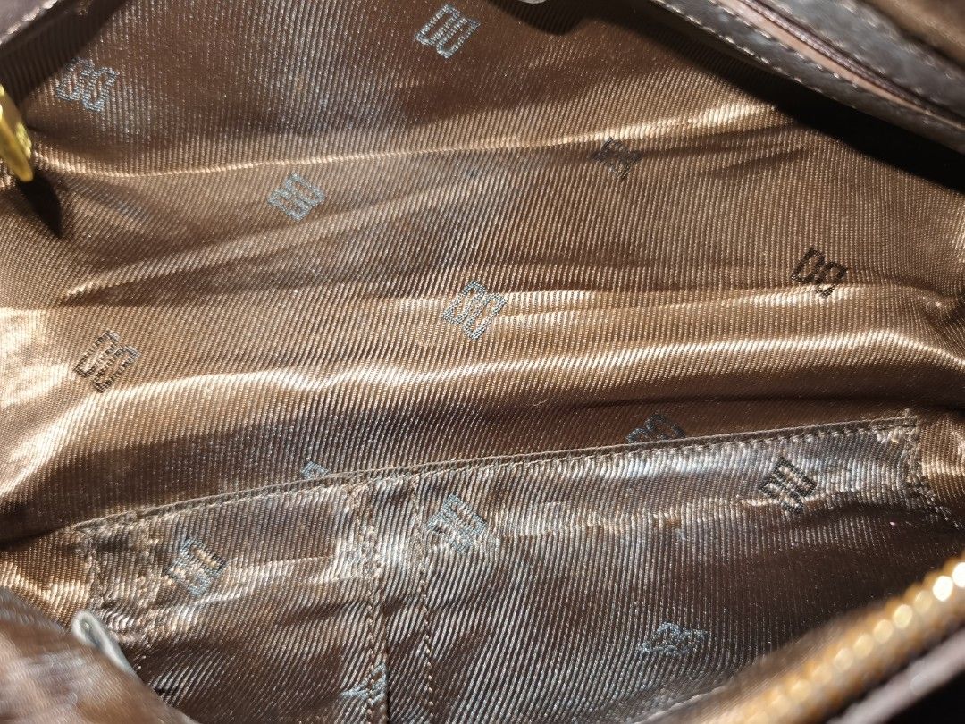 DAKS (Category: Shoulder Bags) located in Bacolod City. Submitted by mzb06 (Listing ID 1464617245, Image 3). Description: Authentic Daks shoulder/ kili bag, Gold hardwares,w/ serial number, can fit tri fold umbrella, long wallet, cellphone.. Excellent condition. Detailed pictures posted for reference..