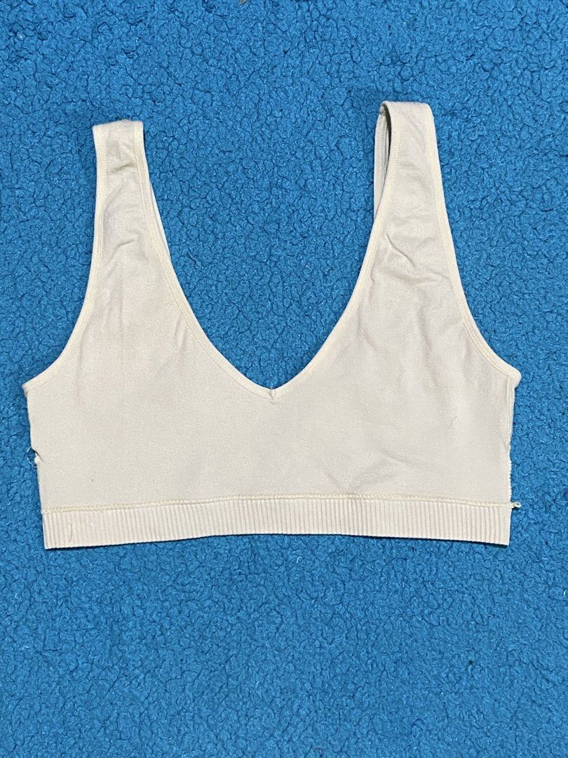 Danskin Ribbed V-Neck Bralette Lite Green (Category: Sleeveless) located in Bacolod City. Submitted by bravefire_3fe6dd (Listing ID 1464734568, Image 3). Description: Danskin ribbed bralette in a soft green shade. Deep V-neck cut front and back with wide shoulder straps. Small rose gold metallic logo charm near the bottom hem. Seamless stretchy knit fabric for everyday comfort. Has a couple of minor loose threads near the inner lining seam. Other