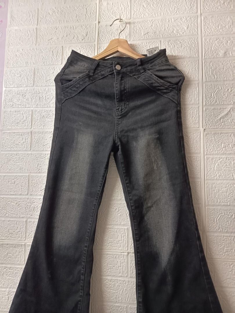 Dark - Wash Flared Jeans, Y2K Inspired (Category: Jeans) located in Manila. Submitted by aoki_louise (Listing ID 1464673759, Image 1). Description: 📌This item po is negotiable pwedeng pwede kayo mag offer 📌Size - Medium - Waist - 29Inch - Length - 39inch 📌Additional Notes - Manage your expectations - Actual color may vary slightly due to lightings .