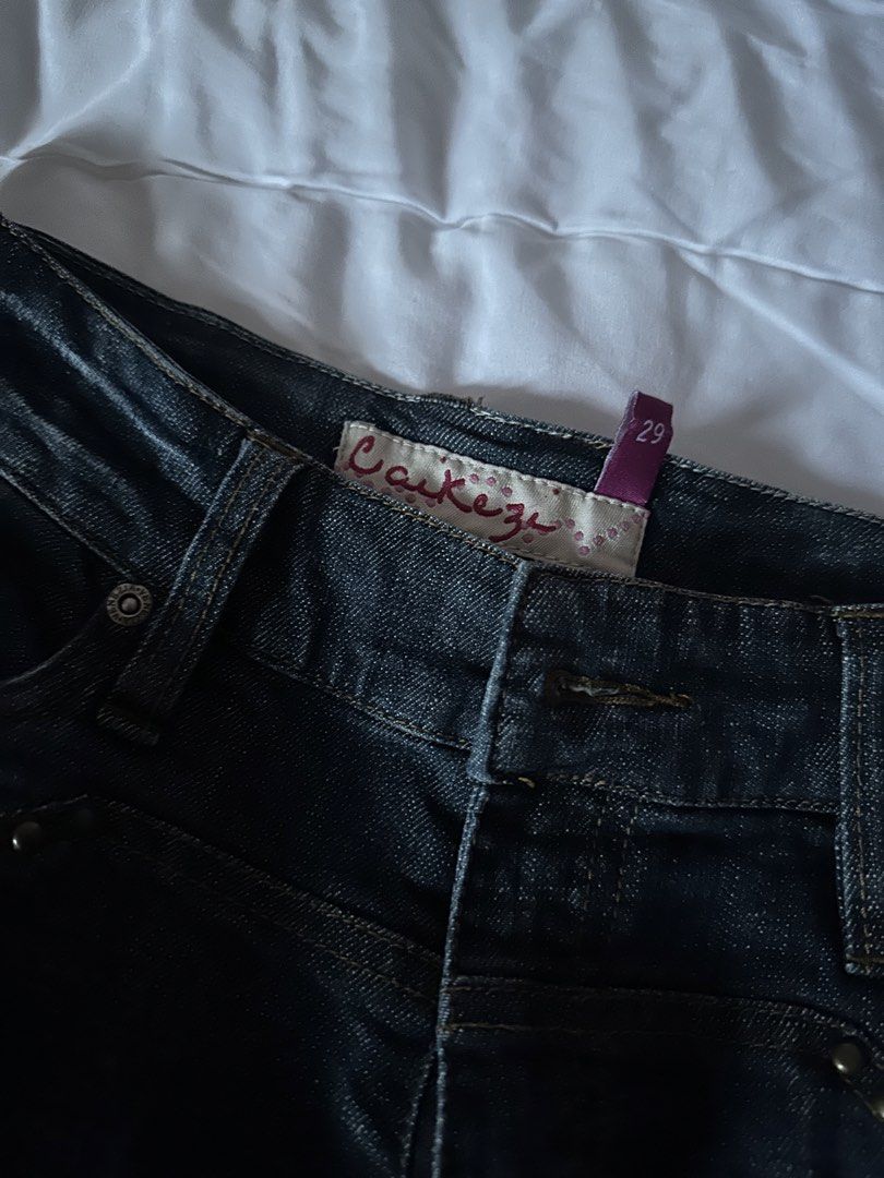 Dark Wash Patchwork Jeans (Category: Shorts) located in Cavite. Submitted by yuri_9989 (Listing ID 1464756401, Image 3). Description: ♡ Unique floral patch details ♡ Dark wash denim ♡ Wide-leg fit ♡ Cute statement piece ♡ Easy to style with crop tops, baby tees, or oversized shirts ♡ Perfect for casual & trendy outfits 💳 Payment first before shipping Payment via GoTyme Bank & MariBank only. 📦 Shipping via Lalamove, J&T, or buyer’s preferred cou