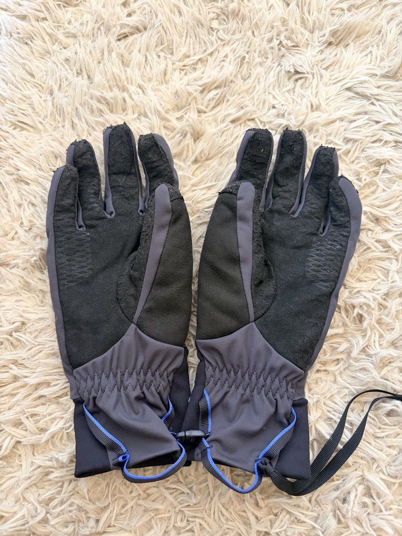 Decathlon hiking windproof touchscreen gloves - MT900 grey (Category: Gloves) located in Mandaluyong City. Submitted by maximuuus (Listing ID 1464696625, Image 1). Description: - Color: Black and dark grey - Fit: Elasticated wrist area for a snug and secure fit - Features: Convenient attached straps on one side - Ideal for: hiking.