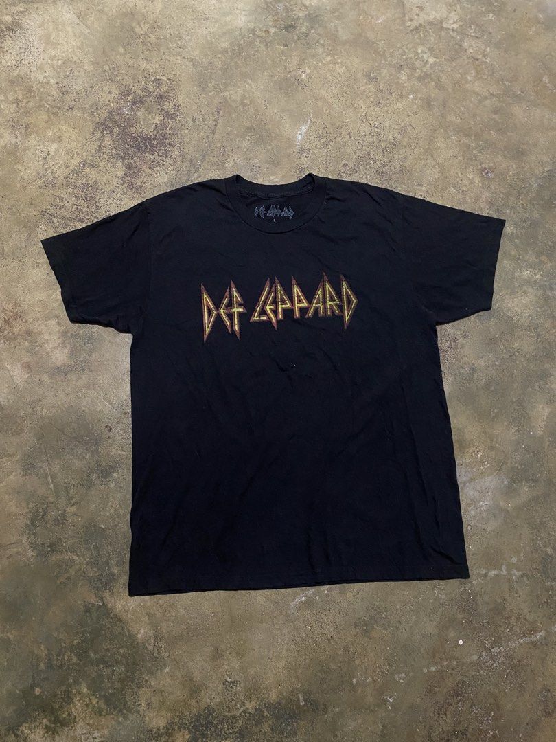 Def leppard (Category: Activewear) located in Tabaco. Submitted by centthrif55361 (Listing ID 1464689273, Image 1). Description: Def leppard Large W:21 L:28 Excellent condition Color rate 9.5/10 Need wash .
