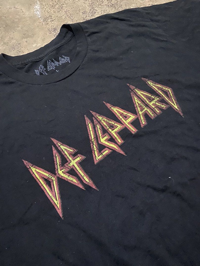 Def leppard (Category: Activewear) located in Tabaco. Submitted by centthrif55361 (Listing ID 1464689273, Image 2). Description: Def leppard Large W:21 L:28 Excellent condition Color rate 9.5/10 Need wash .