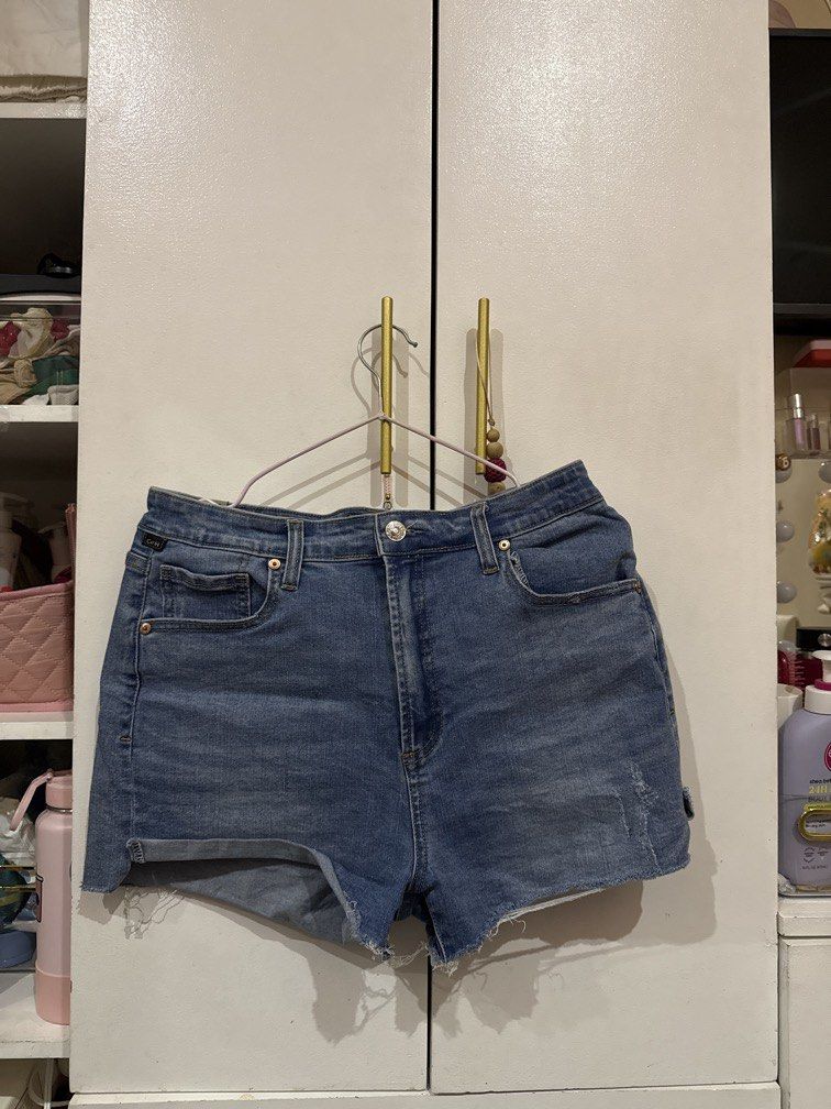 Denim short (Category: Shorts) located in Imus. Submitted by mysticstar_f121de (Listing ID 1464617765, Image 1). Description: .