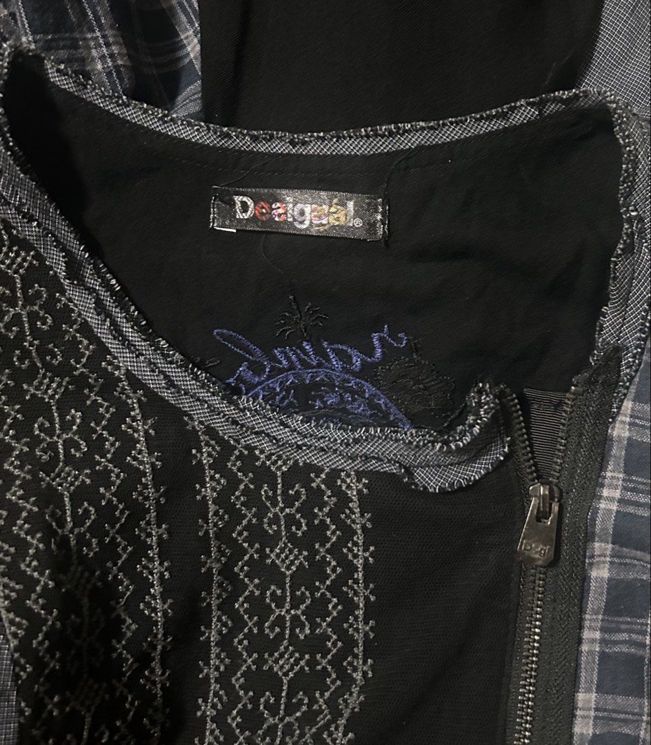 DESIGUAL (Category: Dresses) located in Davao. Submitted by sart0ria85 (Listing ID 1464745422, Image 3). Description: A tricolored sleeveless blouse of plain,plaid and grays! 40%COTTON 40%VISCOSE 20%POLYESTER MADE IN CHINA 🇨🇳 MEDIUM. Size 6 EXCELLENT CONDITION (93/100).