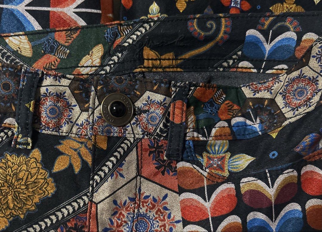 DESIGUAL (Category: Jeans) located in Davao. Submitted by sart0ria85 (Listing ID 1464750085, Image 3). Description: A bohemian graphics in skinny pants. Stretchable. 66%POLYESTER 30%COTTON 4%ELASTANE MADE IN TURKEY 🇹🇷 MEDIUM. Size 6 EXCELLENT CONDITION (94/100).