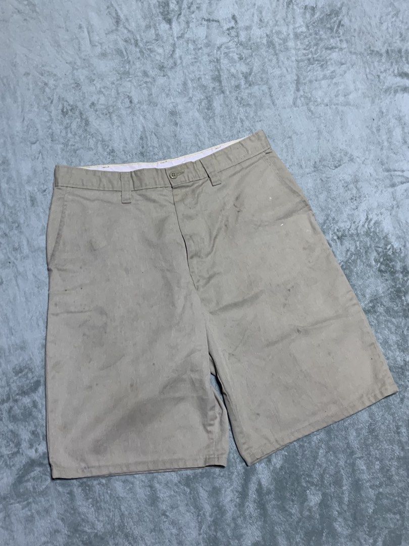 Dickies short (Category: Chinos) located in Mambusao. Submitted by naze77 (Listing ID 1464578487, Image 2). Description: Size 32 L23 Need wash.