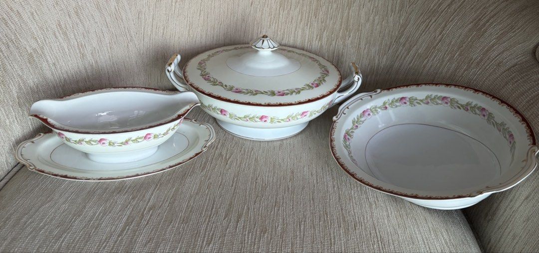 Dinnerware (Category: Dinnerware & Cutlery) located in Singapore. Submitted by sglikes721 (Listing ID 1464668652, Image 3). Description: Lightly used…no cracks, no chips .