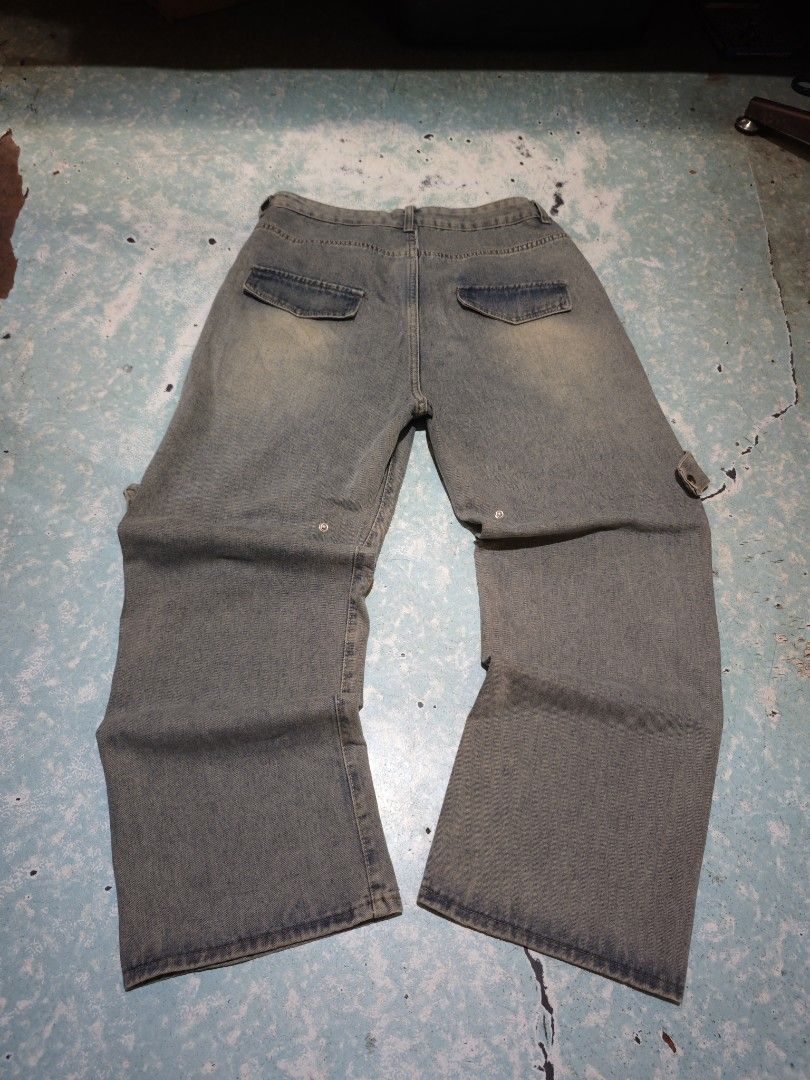 Distressed Wash Wide Leg Cargo Jeans (Category: Jeans) located in Calauag. Submitted by cou1_h (Listing ID 1464595609, Image 2). Description: No issue L41 Leg opening 10 Size 32.