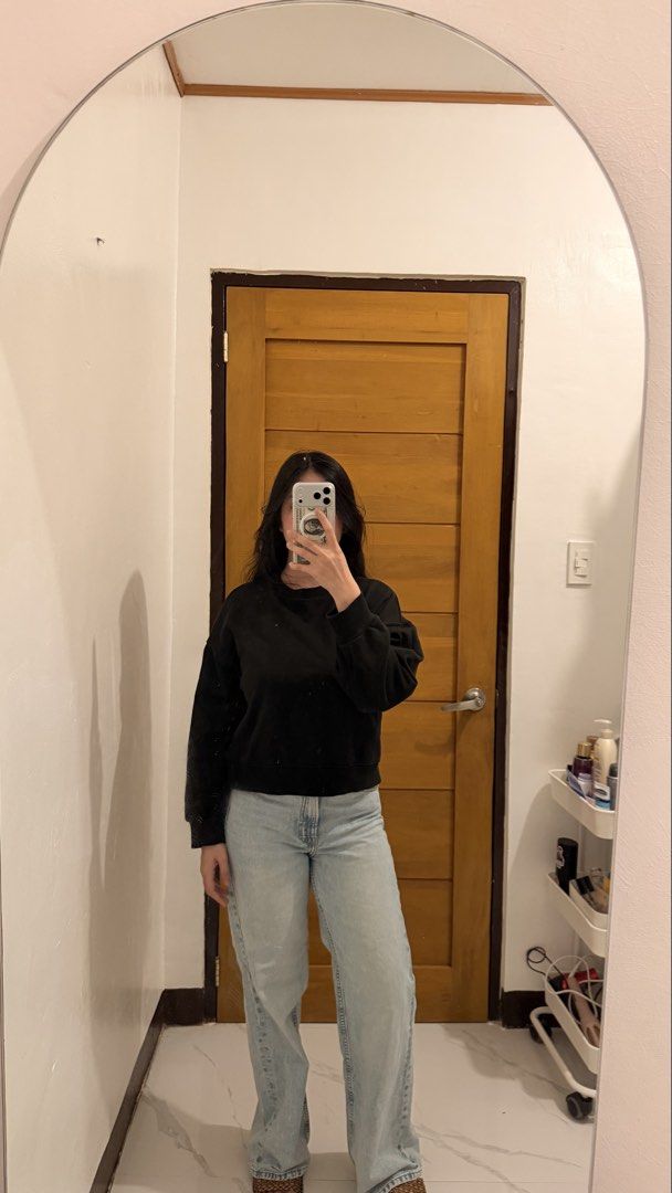 Divided H&M Black Crewneck Sweatshirt (Category: Coats, Jackets and Outerwear) located in Tarlac. Submitted by mariebiscuitttttt (Listing ID 1464641385, Image 3). Description: - used twice - Brand: H&M Divided - Color: Black - Style: Crewneck sweatshirt - Fit: Relaxed, cropped length - Features: Long sleeves, ribbed cuffs and hem - Versatile: Great for layering or wearing solo, pairs well with jeans or leggings 📍Tarlac City, Tarlac.