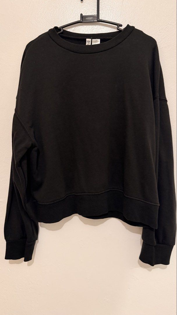 Divided H&M Black Crewneck Sweatshirt (Category: Coats, Jackets and Outerwear) located in Tarlac. Submitted by mariebiscuitttttt (Listing ID 1464641385, Image 1). Description: - used twice - Brand: H&M Divided - Color: Black - Style: Crewneck sweatshirt - Fit: Relaxed, cropped length - Features: Long sleeves, ribbed cuffs and hem - Versatile: Great for layering or wearing solo, pairs well with jeans or leggings 📍Tarlac City, Tarlac.