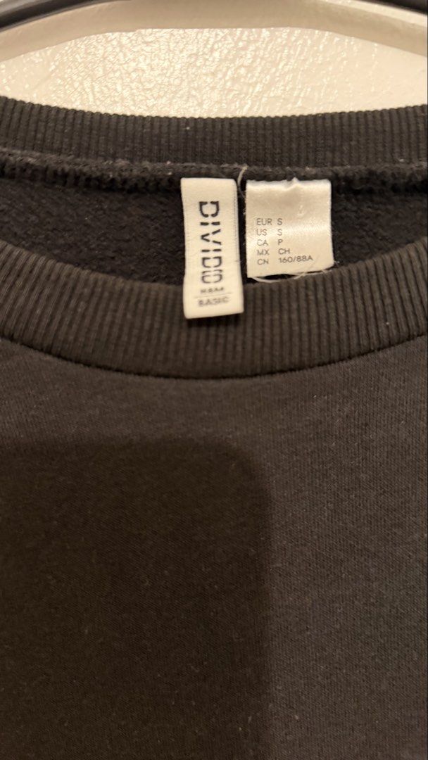 Divided H&M Black Crewneck Sweatshirt (Category: Coats, Jackets and Outerwear) located in Tarlac. Submitted by mariebiscuitttttt (Listing ID 1464641385, Image 2). Description: - used twice - Brand: H&M Divided - Color: Black - Style: Crewneck sweatshirt - Fit: Relaxed, cropped length - Features: Long sleeves, ribbed cuffs and hem - Versatile: Great for layering or wearing solo, pairs well with jeans or leggings 📍Tarlac City, Tarlac.