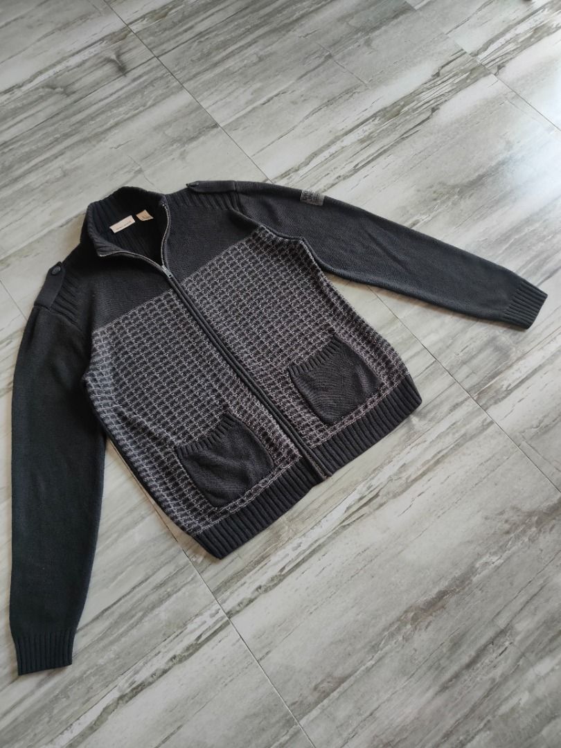 DKNY Zip Up Jacket - Large (Category: Coats, Jackets and Outerwear) located in Dasmarinas. Submitted by acesteve (Listing ID 1464626621, Image 1). Description: Size in inches: 23 width 27.5 length No issues or alterations Loc: Dasma Cavite MOP: Gcash.