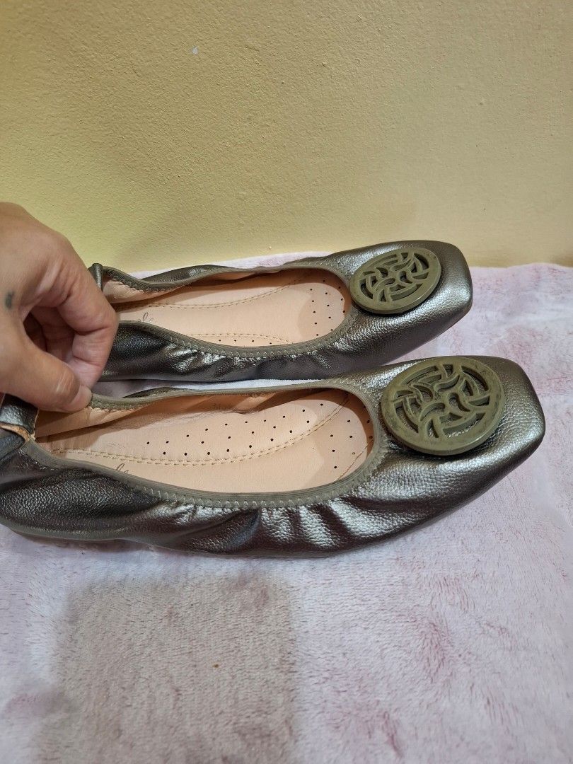Doll shoes (Category: Flats & Sandals) located in Muntinlupa City. Submitted by googoosh_collection (Listing ID 1464607646, Image 2). Description: -M.Nicole by Figlia Doll Shoes - Metallic bronze ballet flats - Slip-on style with gathered elasticated opening for comfort - Decorative circular detail on the vamp - Inner sole features a perforated design - Ideal for casual everyday wear -Condition: 10/10 -RFS: Decluttering MOD: Lalamove/Gogo express