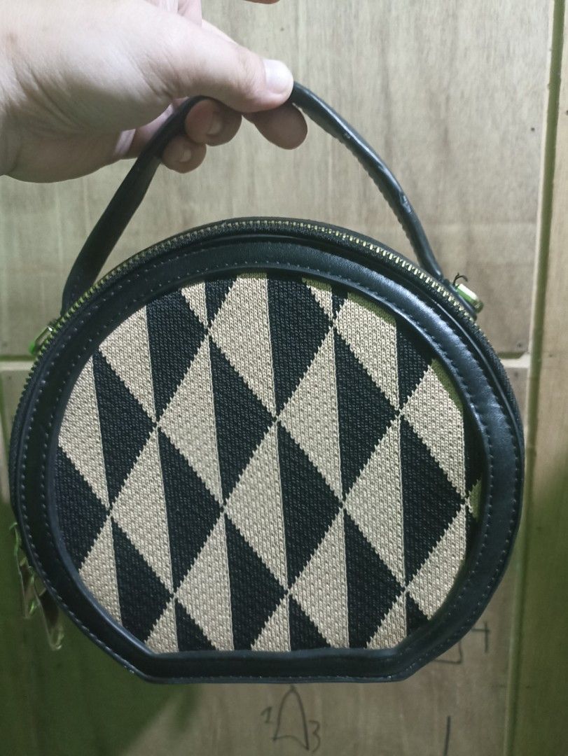 DUSTO Round Handbag Geometric Pattern (Category: Luxury Bags & Wallets) located in Tarlac. Submitted by allinoneshop2178 (Listing ID 1464579452, Image 2). Description: Dusto handbag/sling bag Yung sling NASA loob po may sign of use ,but in all good conditions bawal po SA maselan what you see is what you get for other details pm me .