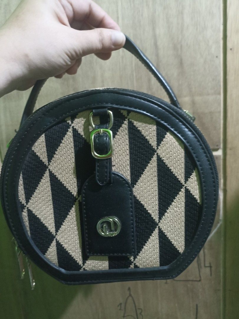 DUSTO Round Handbag Geometric Pattern (Category: Luxury Bags & Wallets) located in Tarlac. Submitted by allinoneshop2178 (Listing ID 1464579452, Image 1). Description: Dusto handbag/sling bag Yung sling NASA loob po may sign of use ,but in all good conditions bawal po SA maselan what you see is what you get for other details pm me .