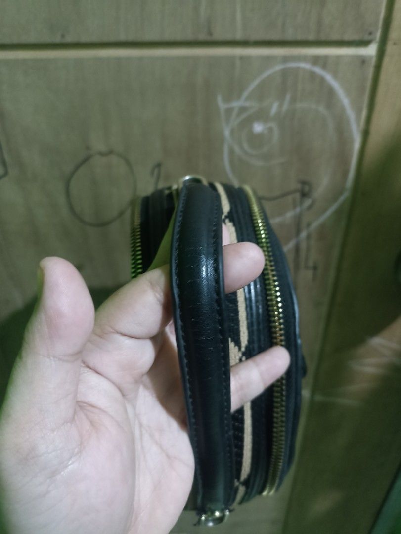 DUSTO Round Handbag Geometric Pattern (Category: Luxury Bags & Wallets) located in Tarlac. Submitted by allinoneshop2178 (Listing ID 1464579452, Image 3). Description: Dusto handbag/sling bag Yung sling NASA loob po may sign of use ,but in all good conditions bawal po SA maselan what you see is what you get for other details pm me .