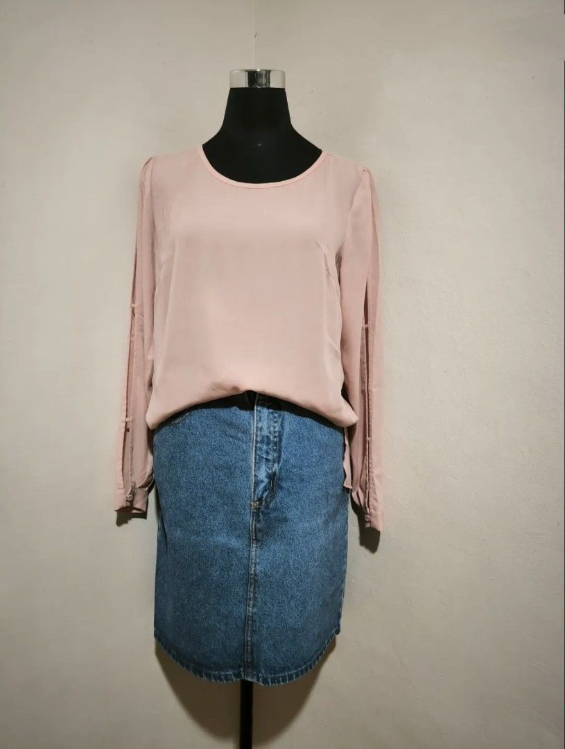 Dusty Pink Chifon blouse (Category: Blouses) located in Manila. Submitted by wearforce (Listing ID 1464596028, Image 2). Description: Dusty Pink Chifon blouse can fit M-L good condition no issues color rate 9/10 150 + sf.