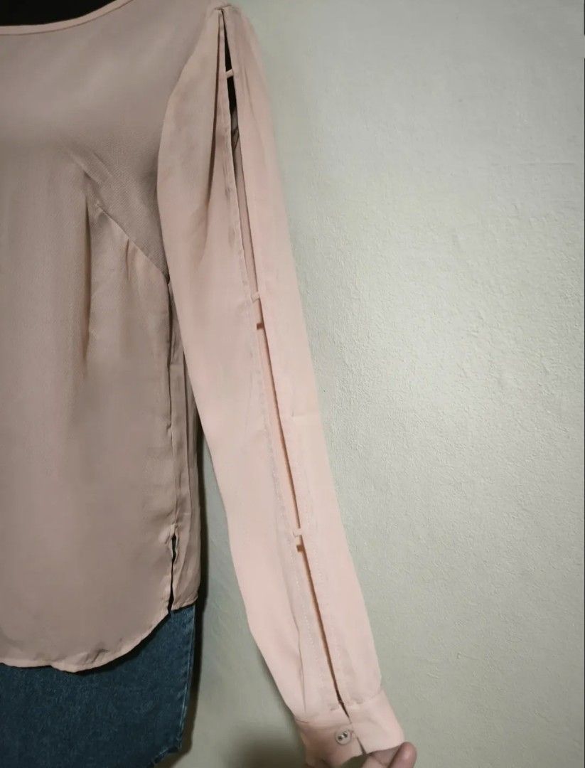Dusty Pink Chifon blouse (Category: Blouses) located in Manila. Submitted by wearforce (Listing ID 1464596028, Image 3). Description: Dusty Pink Chifon blouse can fit M-L good condition no issues color rate 9/10 150 + sf.