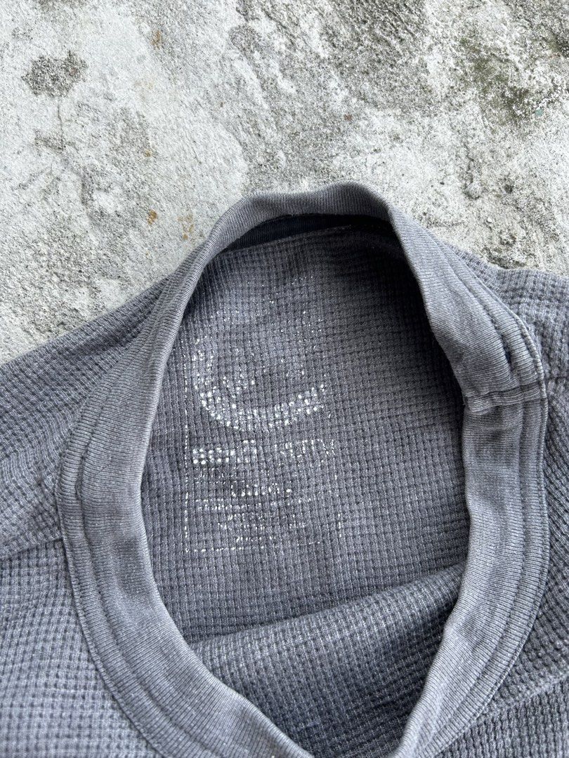 Early Y2k ECKŌ UNLTD Thermal Long Sleeve (Category: Tshirts & Polo Shirts ) located in Balanga. Submitted by nothingtohold.co (Listing ID 1464703050, Image 3). Description: Early Y2k ECKŌ UNLTD Thermal Long Sleeve Large on tag | 23 width | 29 length | 9.5 condition Issue: minor crackprints, minor bleach stain sa sleeve tsaka likod may dot.