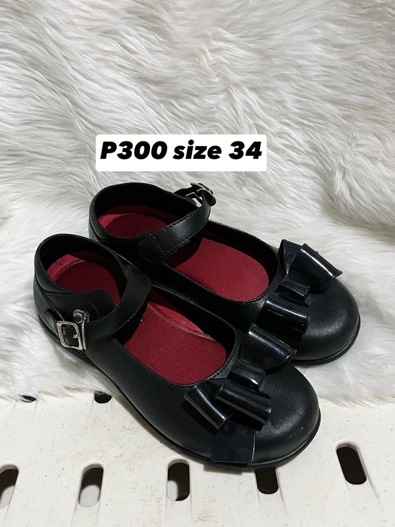 EasySoft Black Shoes 34 and 35 (Category: Flats & Sandals) located in Quezon City. Submitted by Mhia17 (Listing ID 1464628972, Image 2). Description: - Brand: EasySoft - Color: Black size 34 and 35 Loc west ave QC.