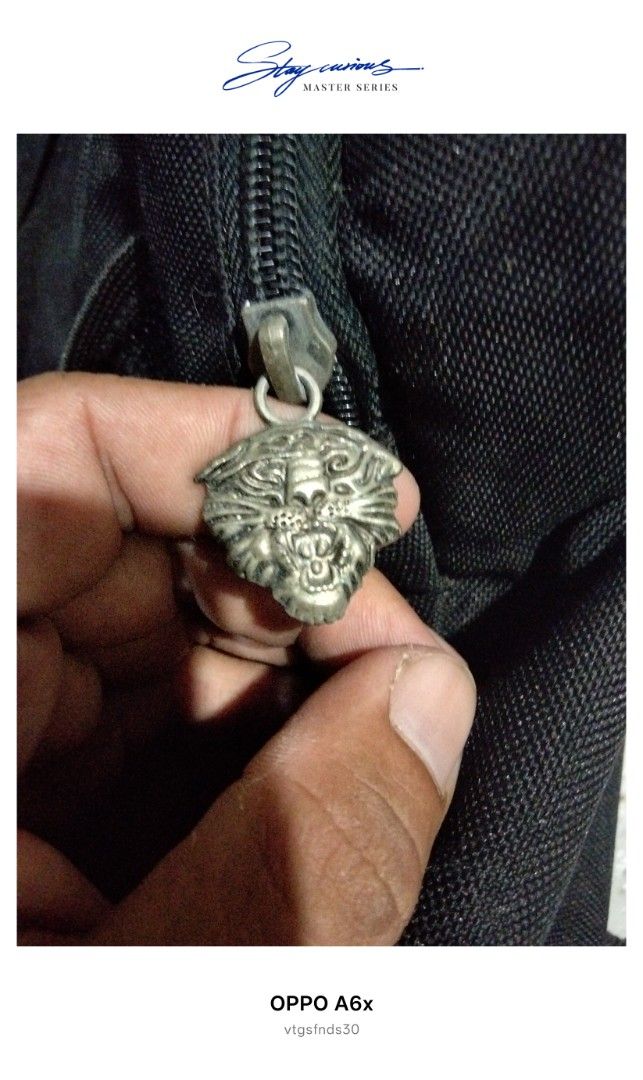 Ed Hardy Black Backpack with Tiger Zipper Pull (Category: Backpacks) located in Manila. Submitted by vtg_finds30 (Listing ID 1464747305, Image 3). Description: 🎒 ORIGINAL ED HARDY BACKPACK — BLACK 🎒 ✅ Orihinal na Ed Hardy — may pirma ni Christian Audigier ✅ Klasikong Y2K / Vintage na istilo — 2000s ✅ Metal na tigre zipper pull — matibay at maganda ✅ Buong loob may logo print — hindi kupas ✅ Malawak na espasyo — pang-araw-araw, eskwela, biyahe ✅