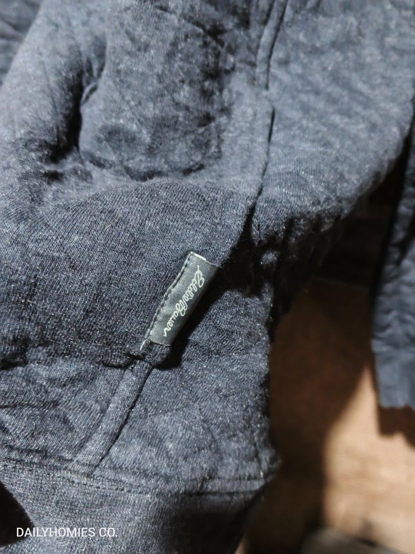 Eddie Bauer Snap Button Pullover Quilted Jacket Men's M-L Dark Gray (Category: Coats, Jackets and Outerwear) located in Manila. Submitted by dailyhomiescollection (Listing ID 1464722794, Image 2). Description: No Issue Light Used Need Wash.