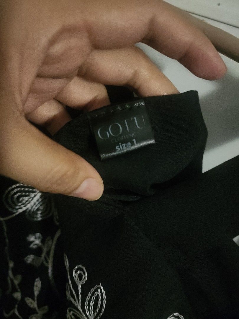 Embroided Square neck strap (Category: Blouses) located in Rizal. Submitted by jempay1820 (Listing ID 1464761699, Image 3). Description: Rfs: Wrong size Mebroifes with sife zipper Size Extra small to small Color Black.