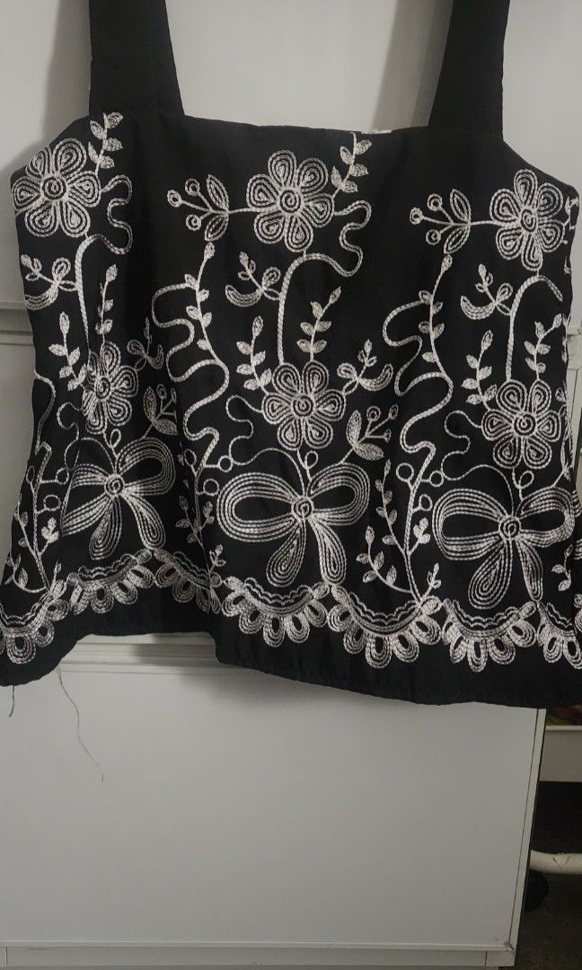 Embroided Square neck strap (Category: Blouses) located in Rizal. Submitted by jempay1820 (Listing ID 1464761699, Image 1). Description: Rfs: Wrong size Mebroifes with sife zipper Size Extra small to small Color Black.