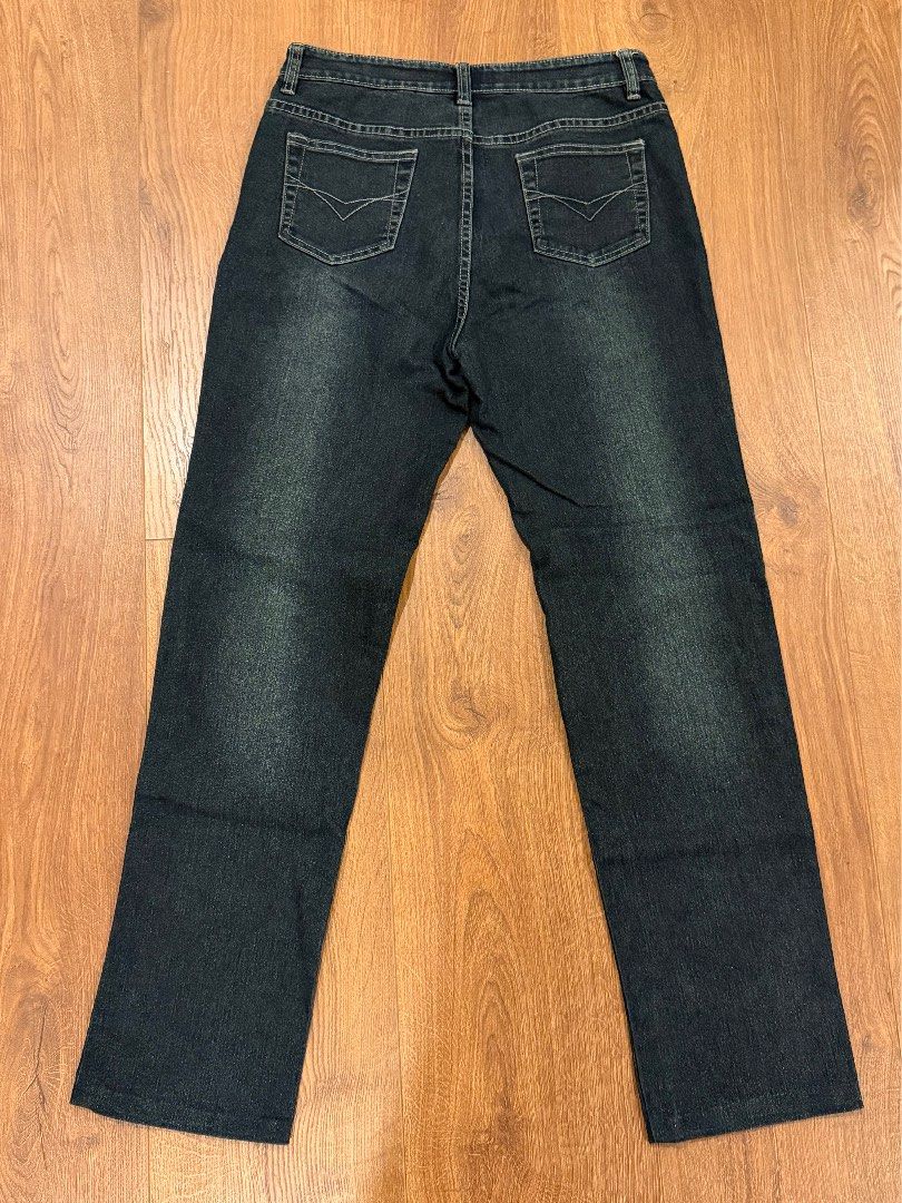 Embroidered flower Jeans (Category: Other Bottoms) located in Paranaque City. Submitted by bbyooodaa (Listing ID 1464643892, Image 2). Description: Super cute! Straight cut jeans .